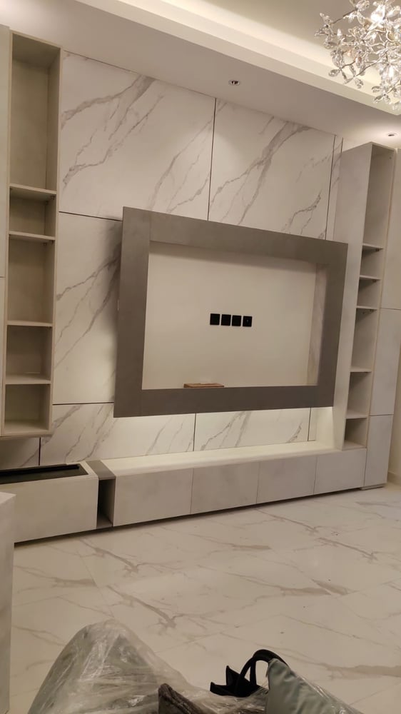 طاولة تلفاز جدارية مودرن فاخرة مع إضاءة LED وتكسياتبديل رخام واقعي
