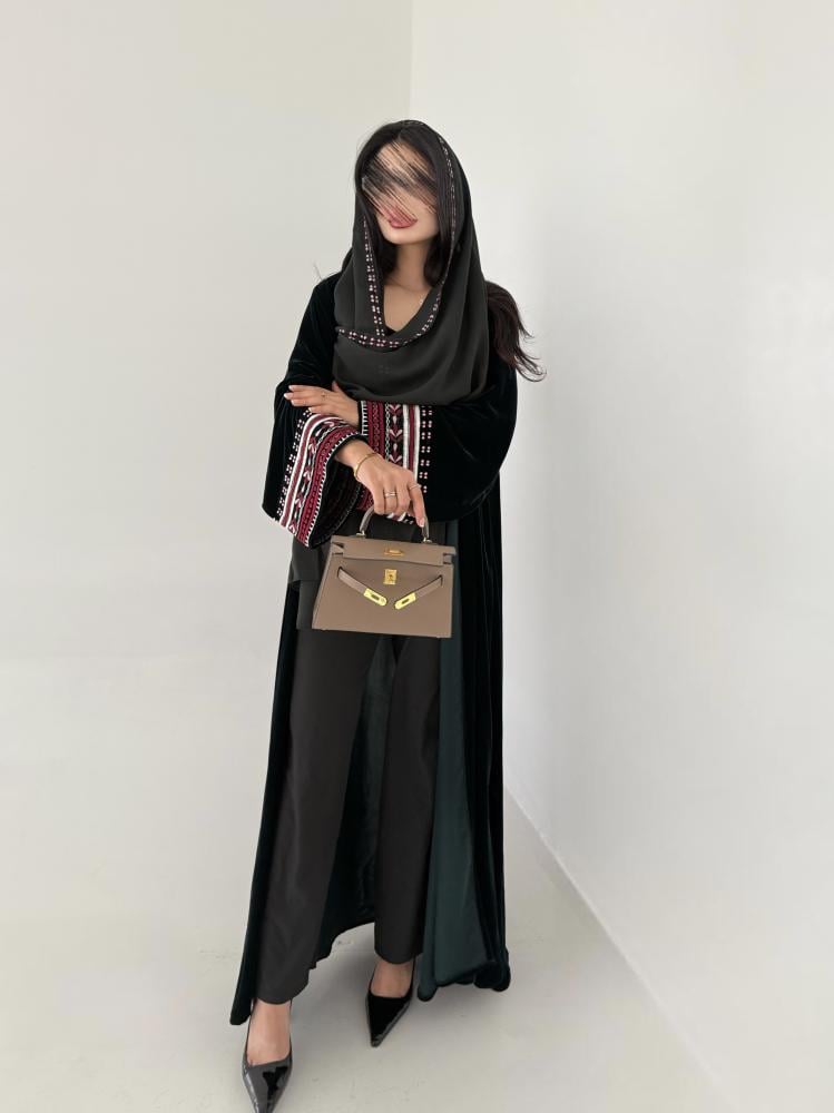 عبايه مخمل نص بيشت مطرزه