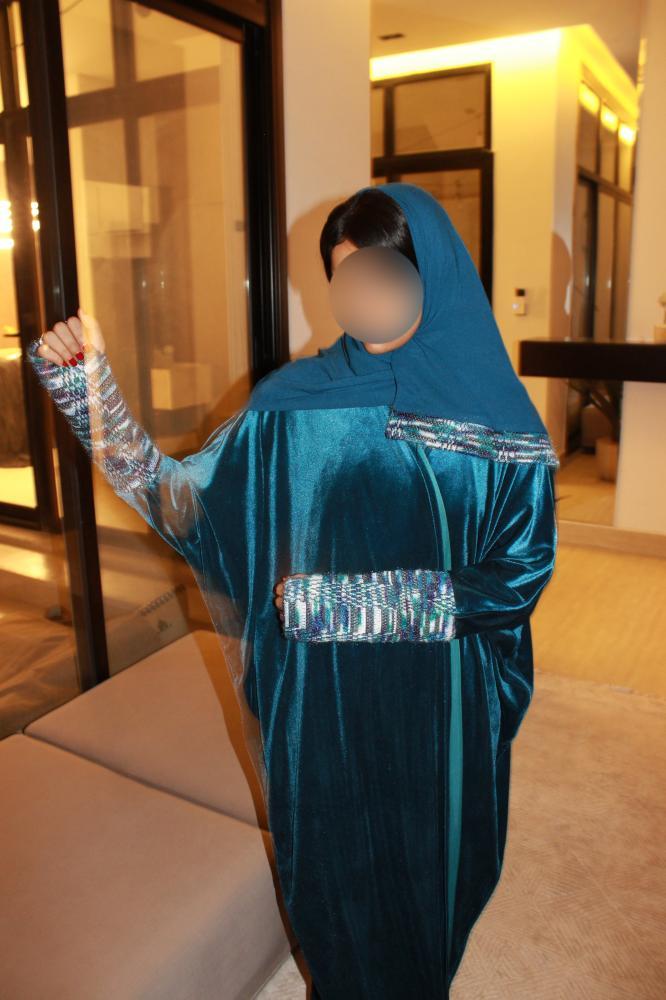 عباية نصف بشت باللون الفيروزي × أكمام مطرزة من الصوف الأبيض