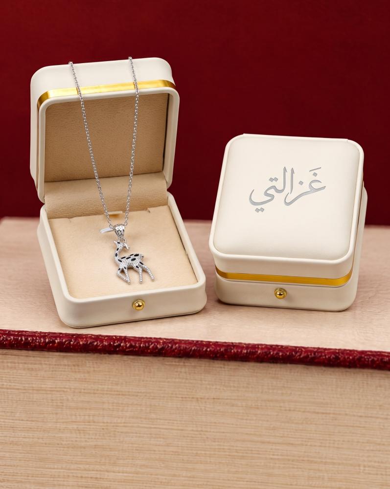 قلادة فضية على شكل غزال
