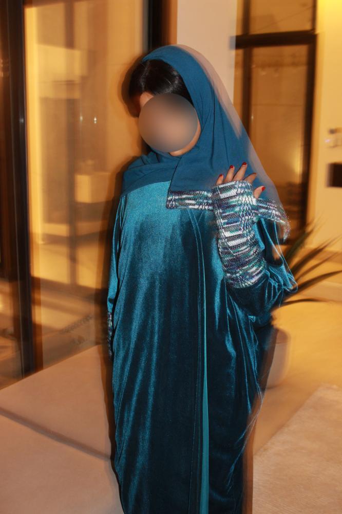 عباية نصف بشت باللون الفيروزي × أكمام مطرزة من الصوف الأبيض