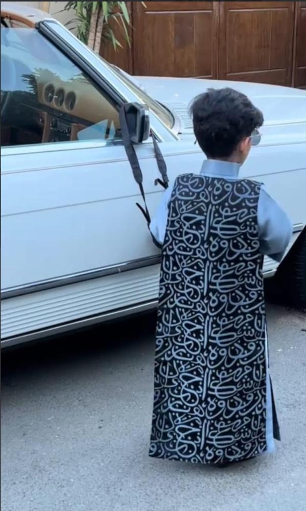 دقله مع ثوب ولادي الأحرف العربيه