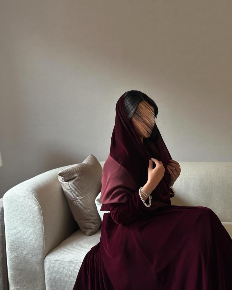 عباية مخمل عنابي بكلفة لول