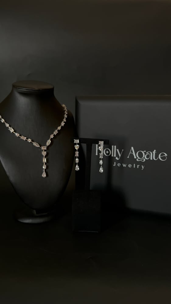 An elegant solitaire set with a design inspired by the sparkle of luxurious diamonds