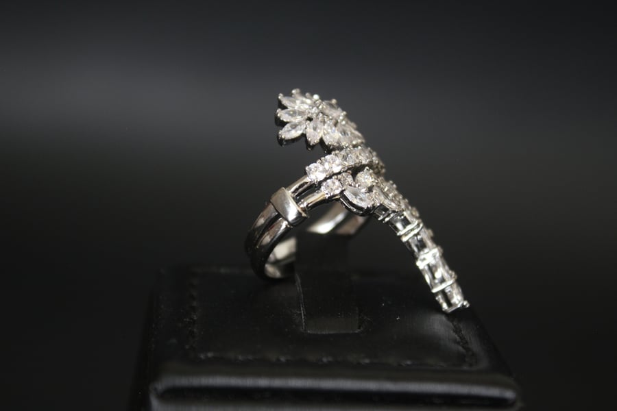Rhodium-plated zircon ring – double design with a luxurious touch