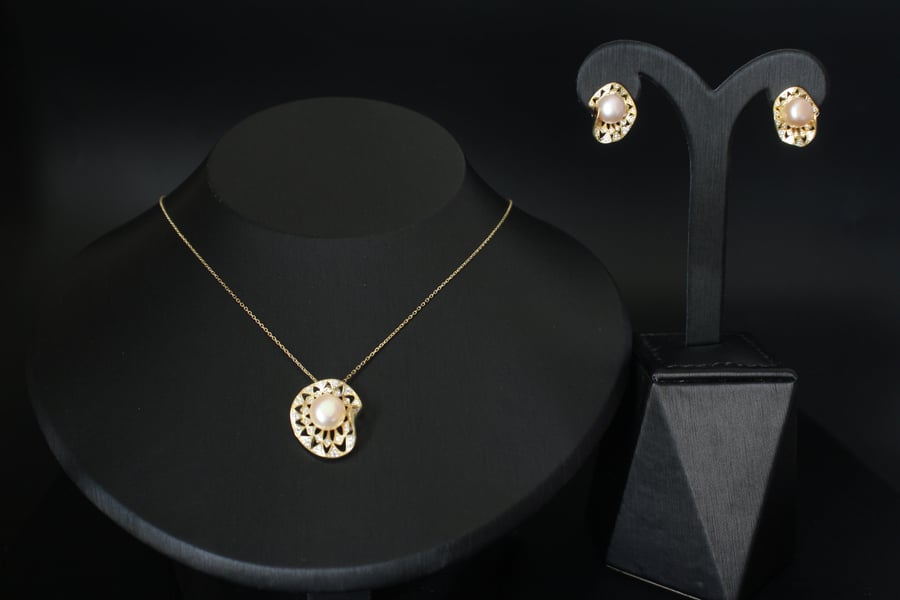 Sterling silver set plated with 18-karat gold – elegance that suits you