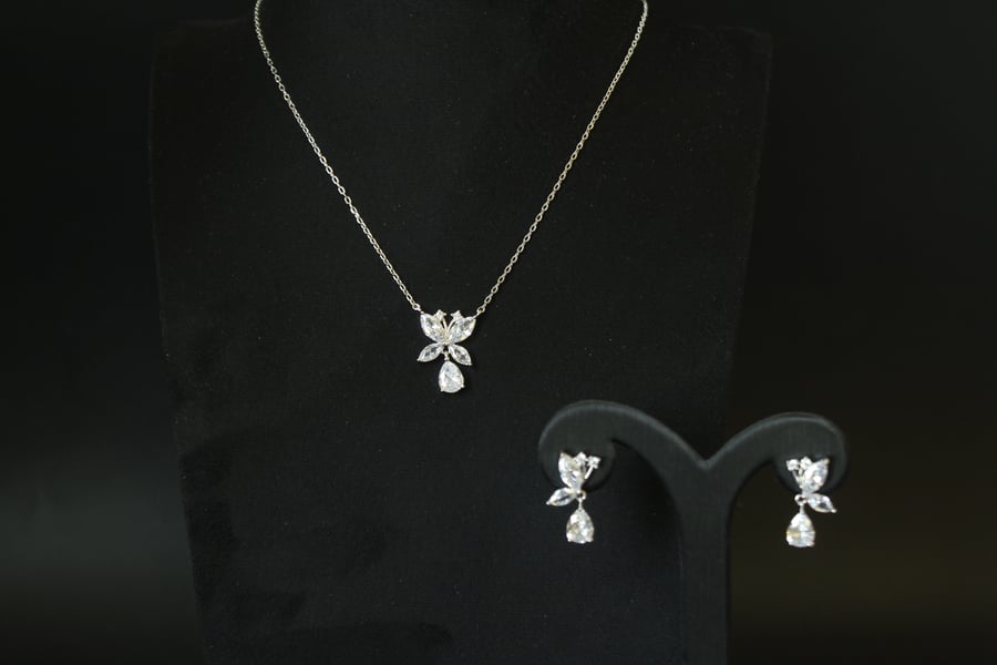 Elegant silver set plated with rhodium and adorned with shiny zircon