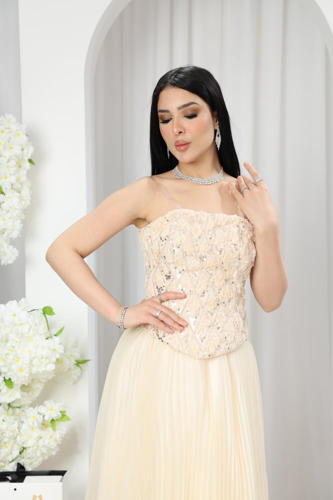 فستان سهرة فاخر بتطريز كريستالي