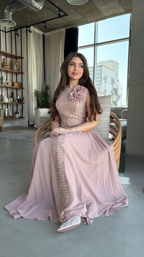 فستان سهرة لحمي  بتصميم فاخر وتفاصيل أنثوية