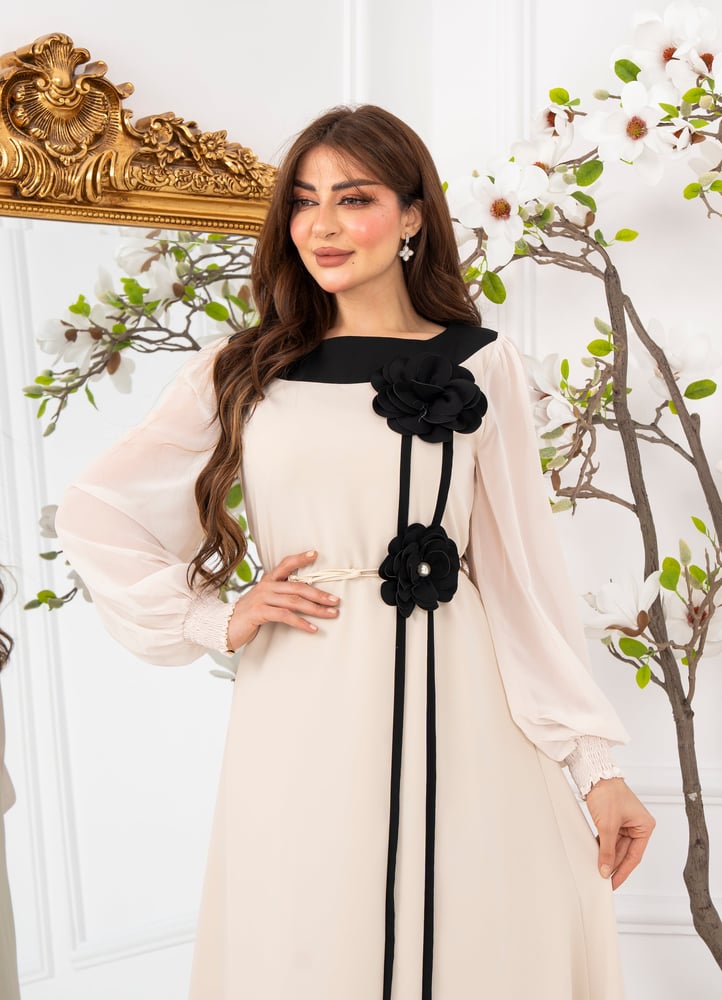 فستان  بيج بتفاصيل سوداء