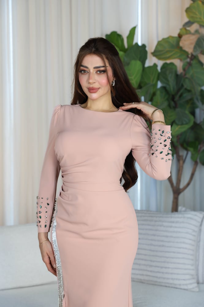 فستان سهرة طويل باللون الوردي