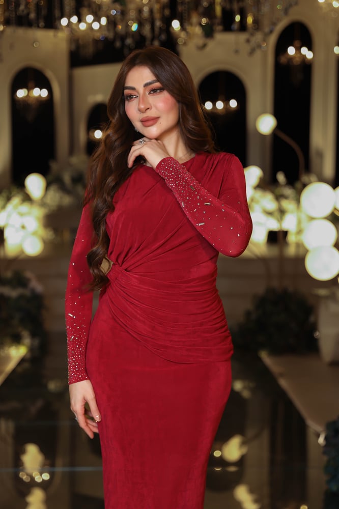 فستان أحمر ملكي بتفاصيل كريستالية وأكمام طويلة