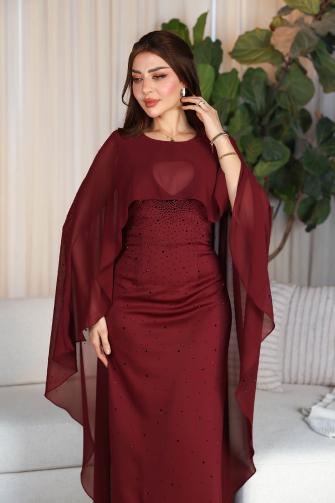 فستان سهرة طويل باللون برغندي
