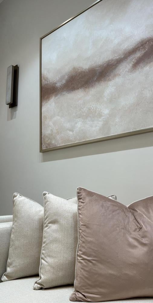 رسم لوحه كانفس باللون اللحمي مع تدارجات البيج و الابيض مقاس 120*80 باطار لون شامبين