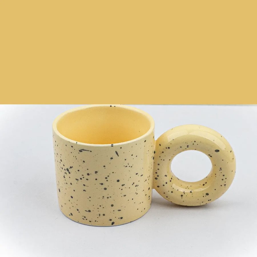 كوب قهوه سيراميك بمسكة حلقية  (اصفر)
