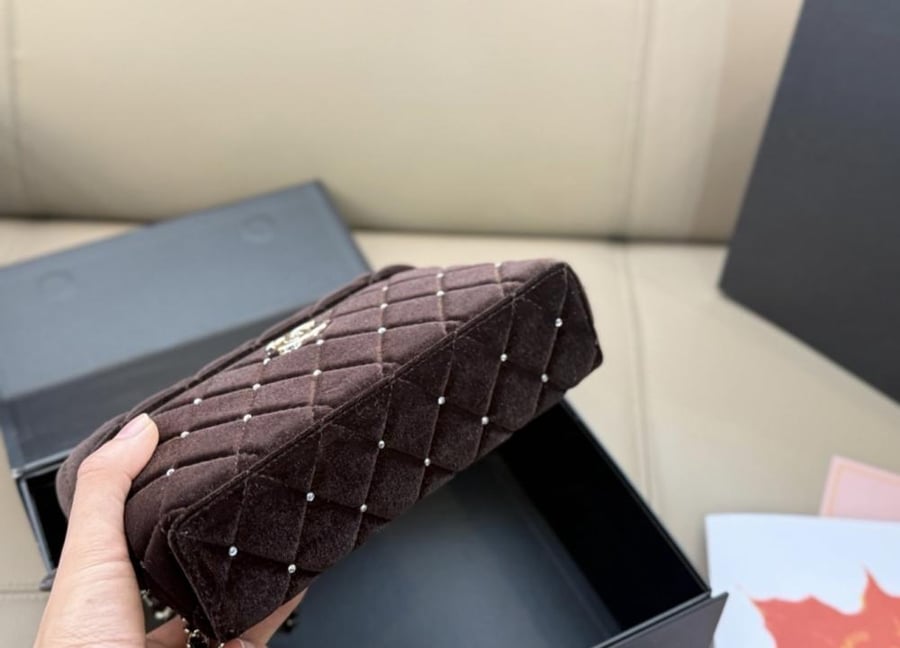 شنطة شانيل مخمل بني