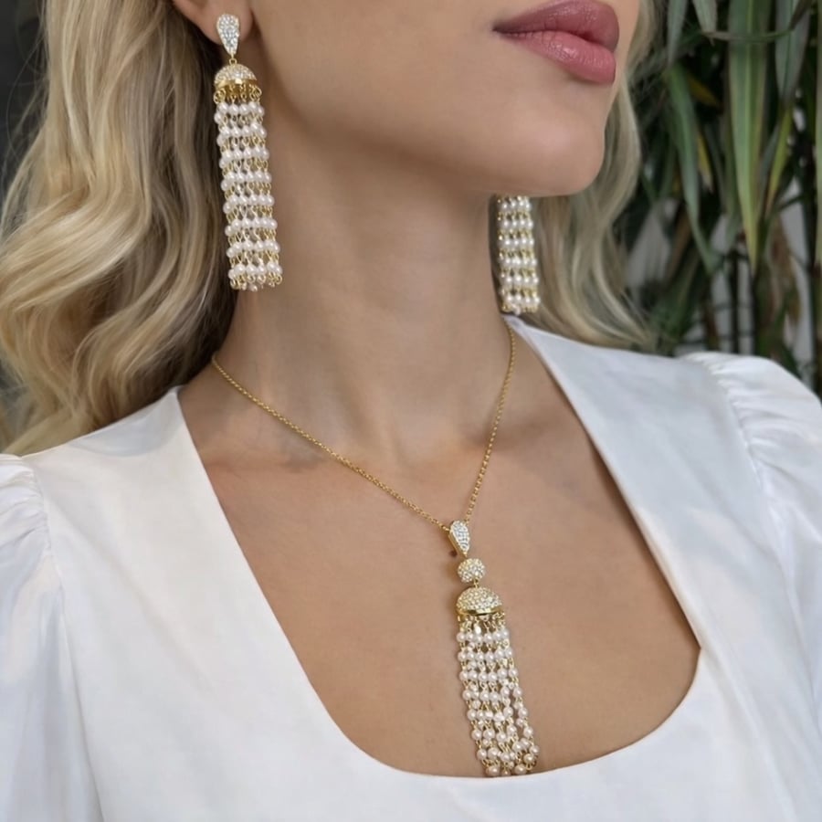 طقم محاكى للذهب مكون من قطعتين ( سلسال + حلق ) مزين باللولو ومطلي بماء الذهب ومرصع بالزريكون