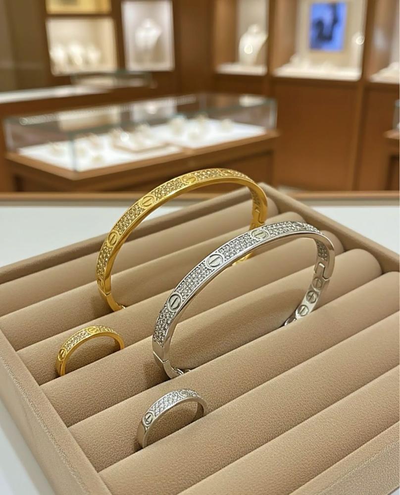 طقم أسوارة مع خاتم بتصميم مستوحى من كارتيير مغطاة بالزركون مطلية ذهب .