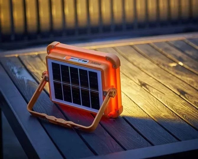 Solar-powered flashlight with charging
