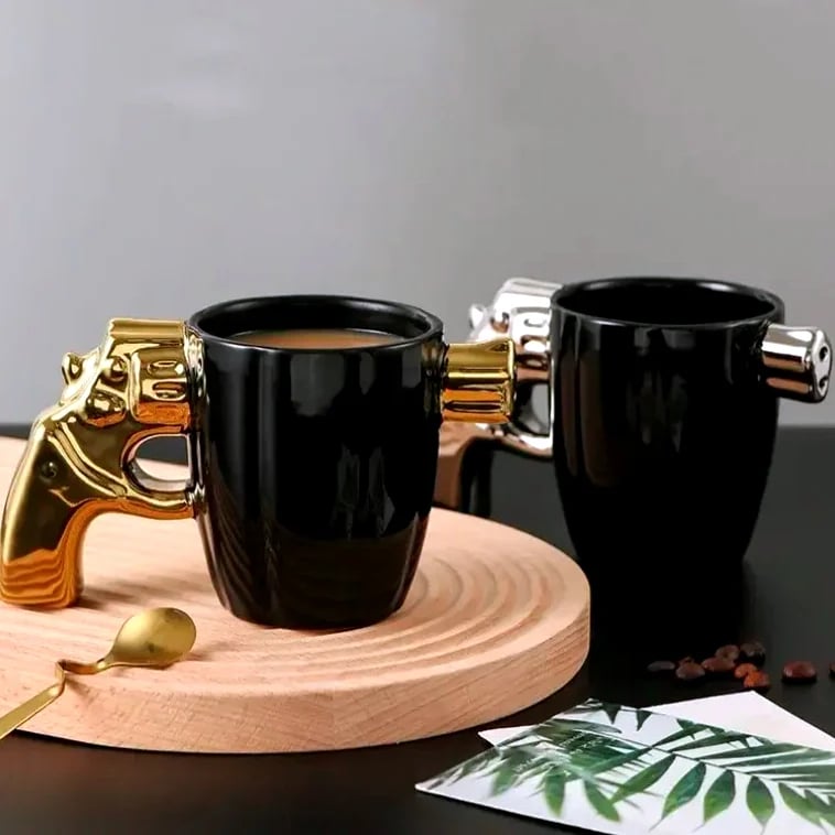 مجين قهوة اسودان بمقابض على شكل مسدس ذهبي وفضي
