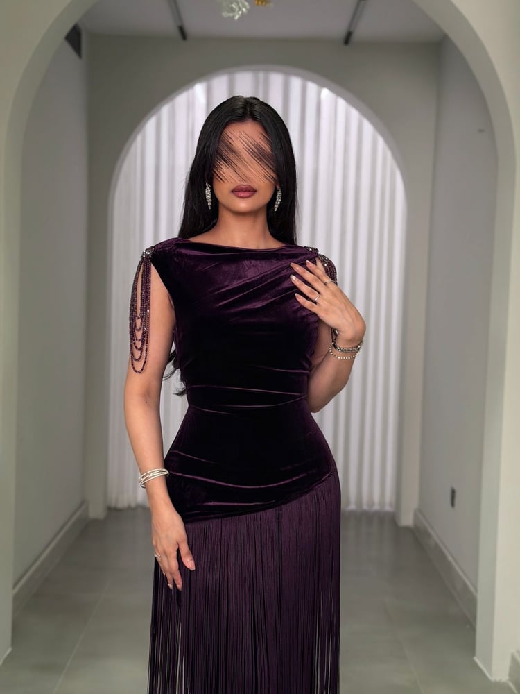 فستان سهرة مخمل هدب وسلاسل كريستال على الكتف