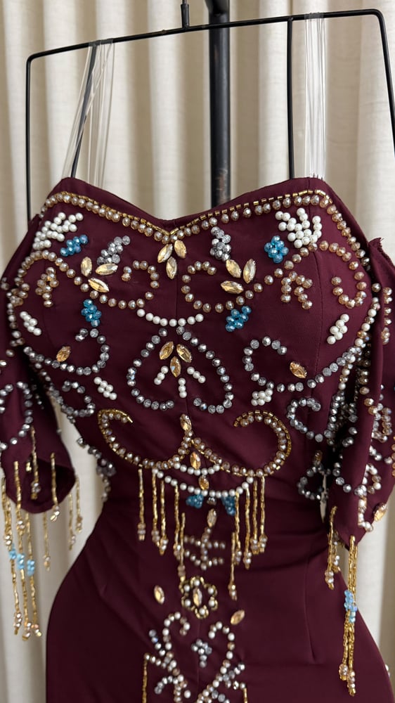 فستان سهرة عودي فاخر بتطريز يدوي