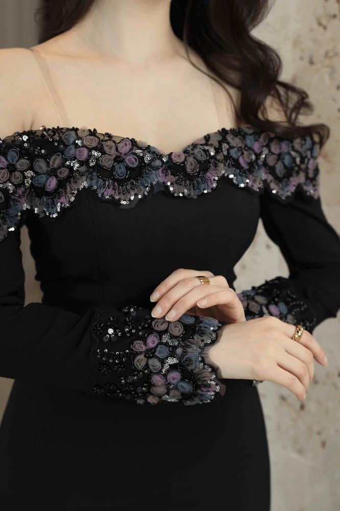 فستان أسود راقٍ بتصميم أوف شولدر مع أكمام
