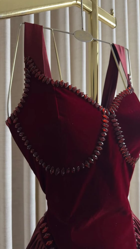 فستان سهرة فاخر بقمة الملكية والأناقة (عنابي/عنابي محروق