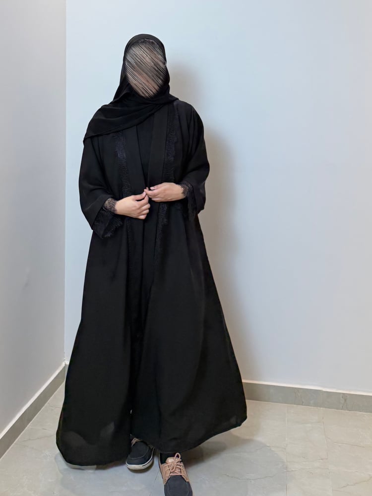 عباية سوداء قماش أنترنت بقصة Aline مع دانتيل