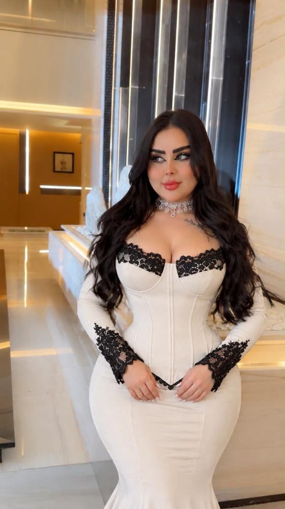 فستان سكري فاتح كريب كوري مع دانتيل فرنسي اسود