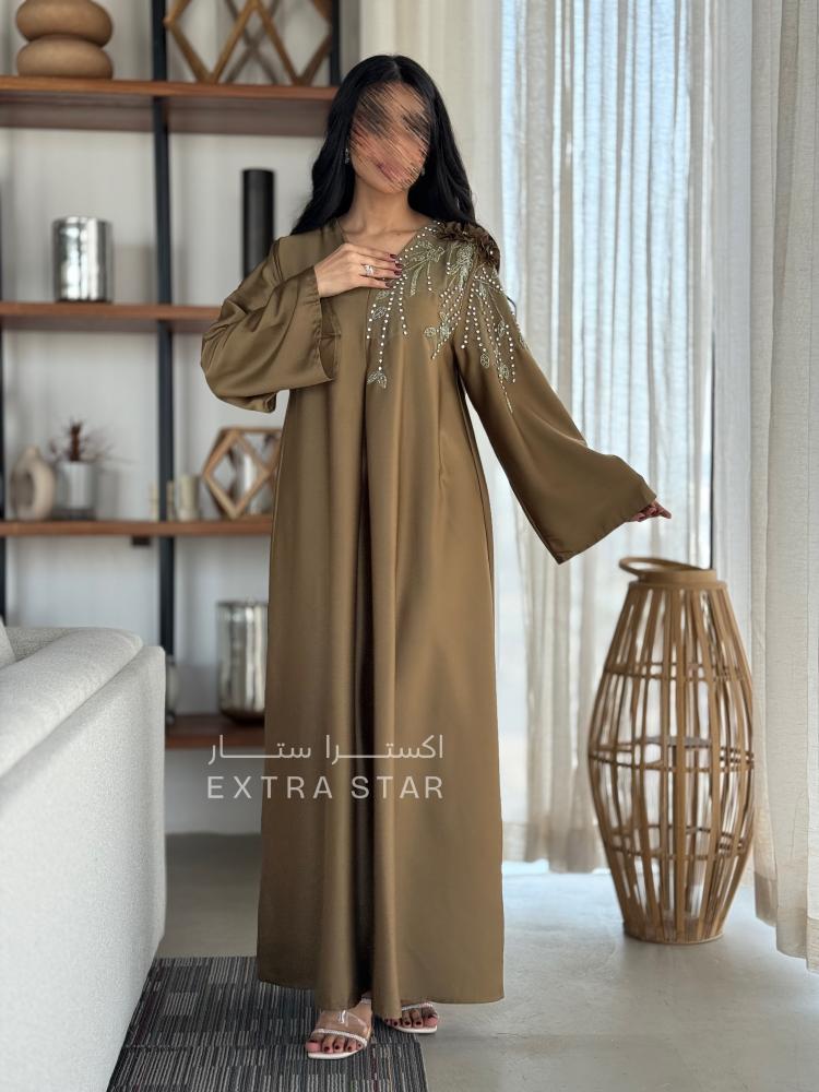 جلابية زيتية واسعة بتطريز يدوي راقي على الكتف