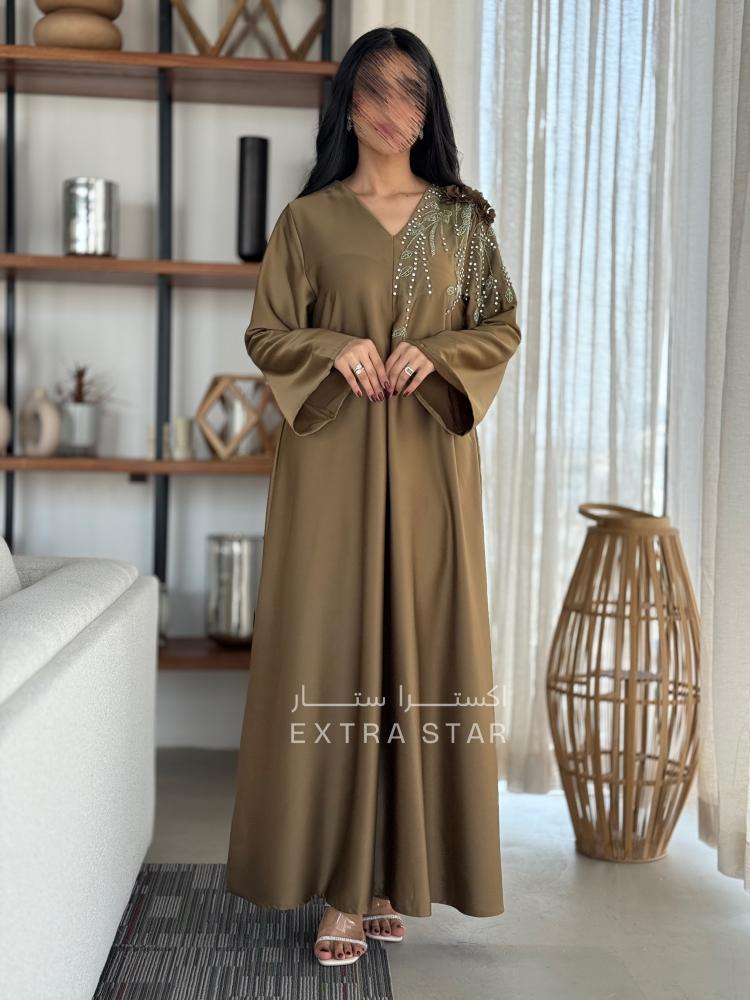 جلابية زيتية واسعة بتطريز يدوي راقي على الكتف