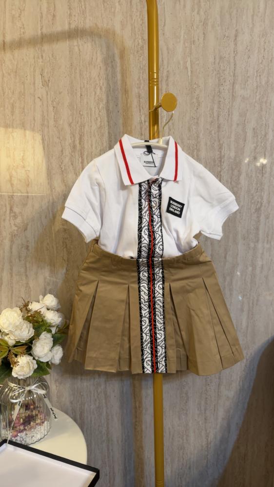 Burberry set skirt + T-shirt