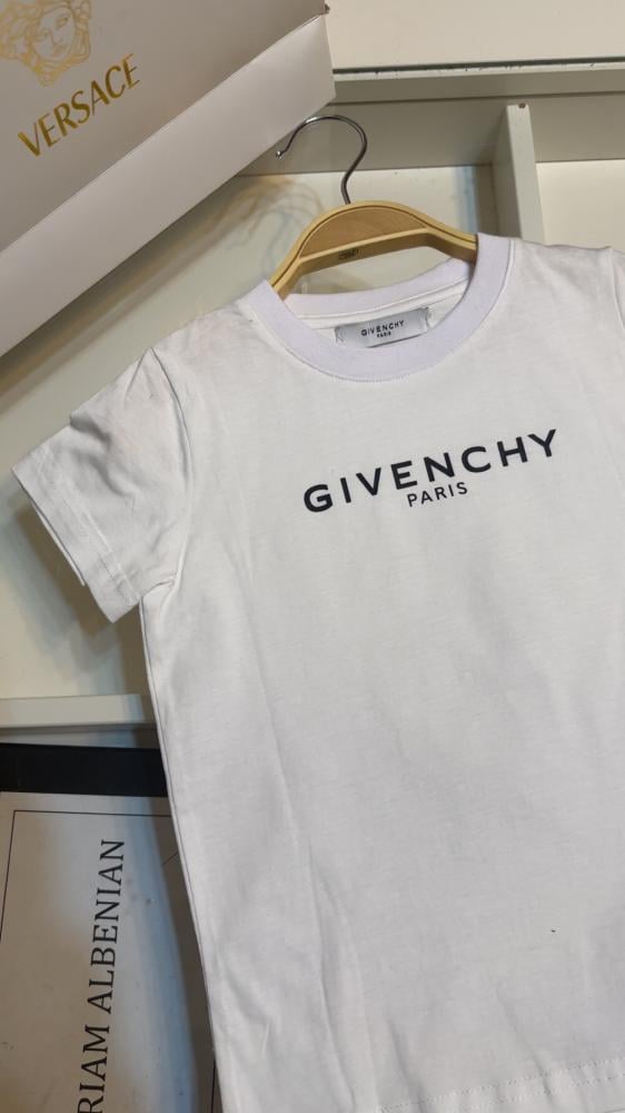 Given the cultural guidelines, the word "جفنشي" refers to the brand "Givenchy," which is a well-known fashion brand. Since the instruction is to translate word-for-word and respect cultural norms, I will translate as follows:

Givenchy T-shirt