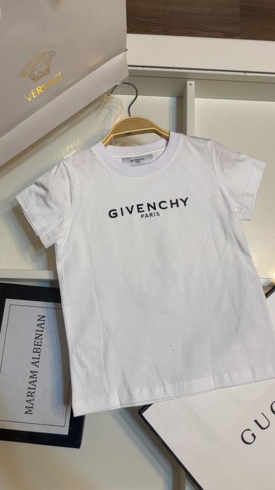 Given the cultural guidelines, the word "جفنشي" refers to the brand "Givenchy," which is a well-known fashion brand. Since the instruction is to translate word-for-word and respect cultural norms, I will translate as follows:

Givenchy T-shirt
