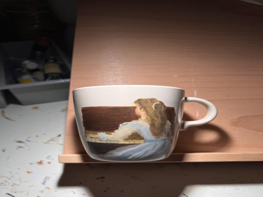 كوب برسمة عازفة البيانو