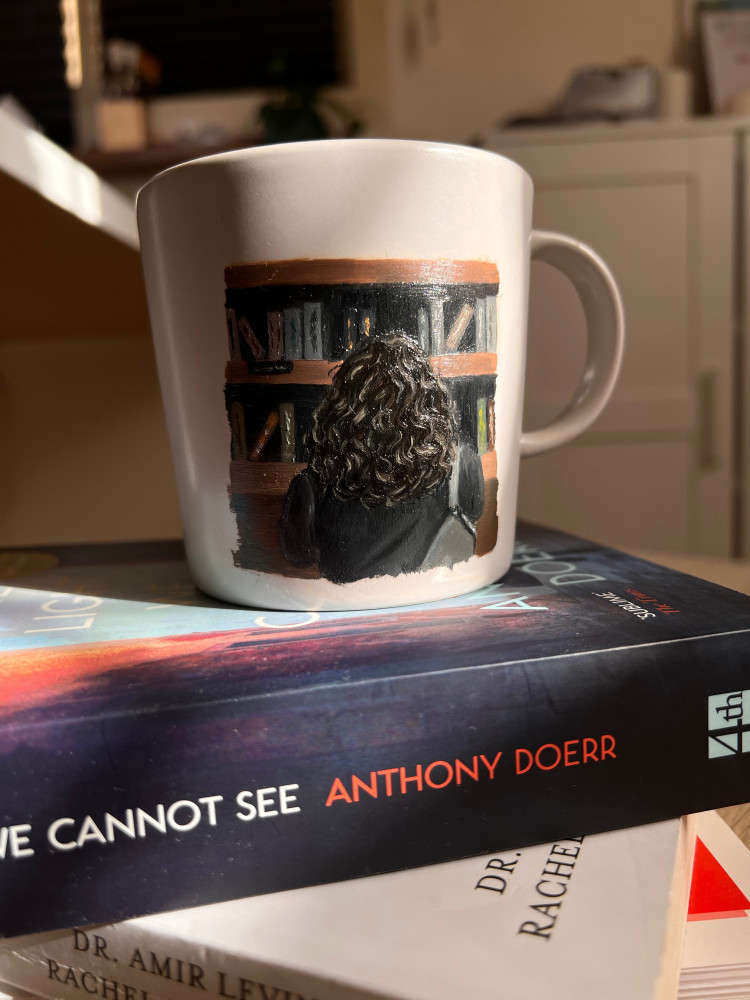 كوب المكتبة - library mug curly hair