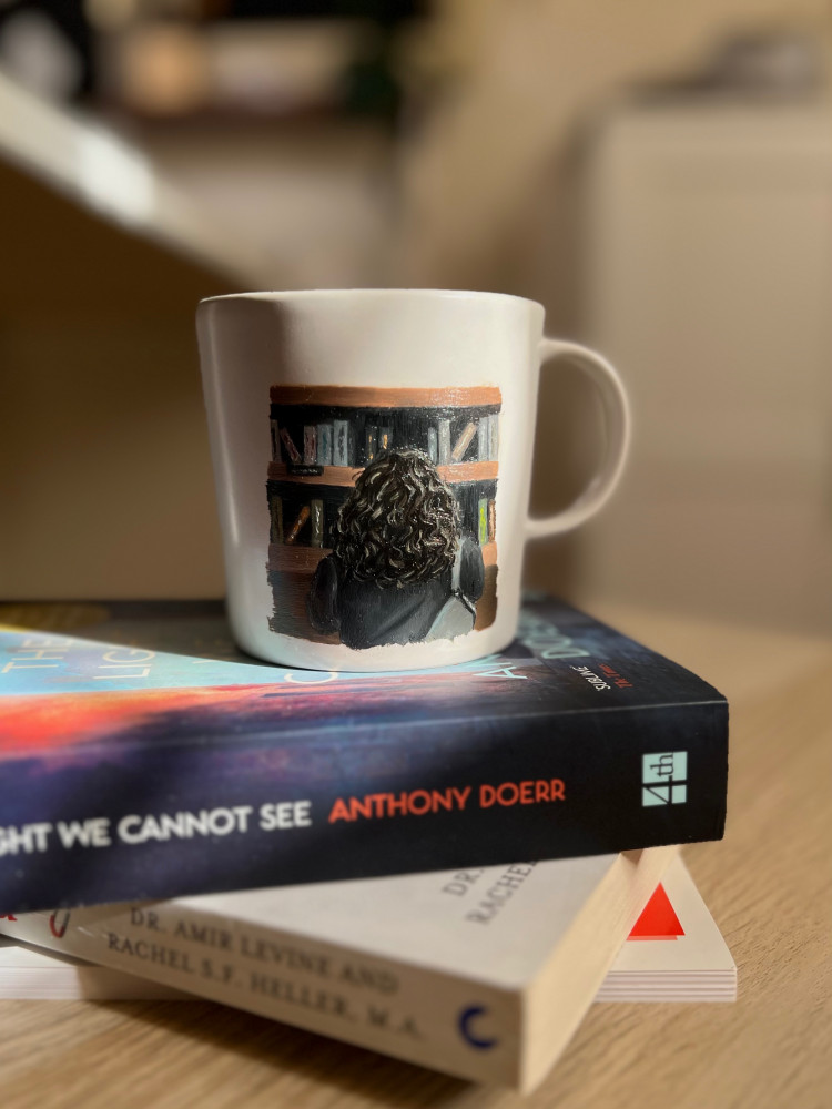 كوب المكتبة - library mug curly hair
