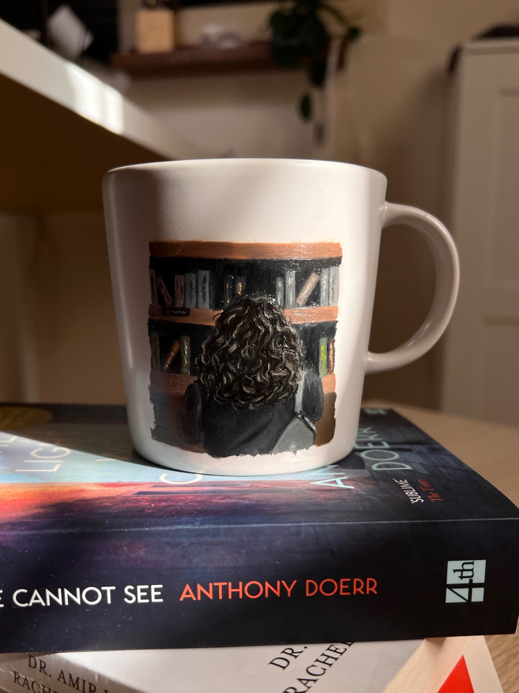 كوب المكتبة - library mug curly hair