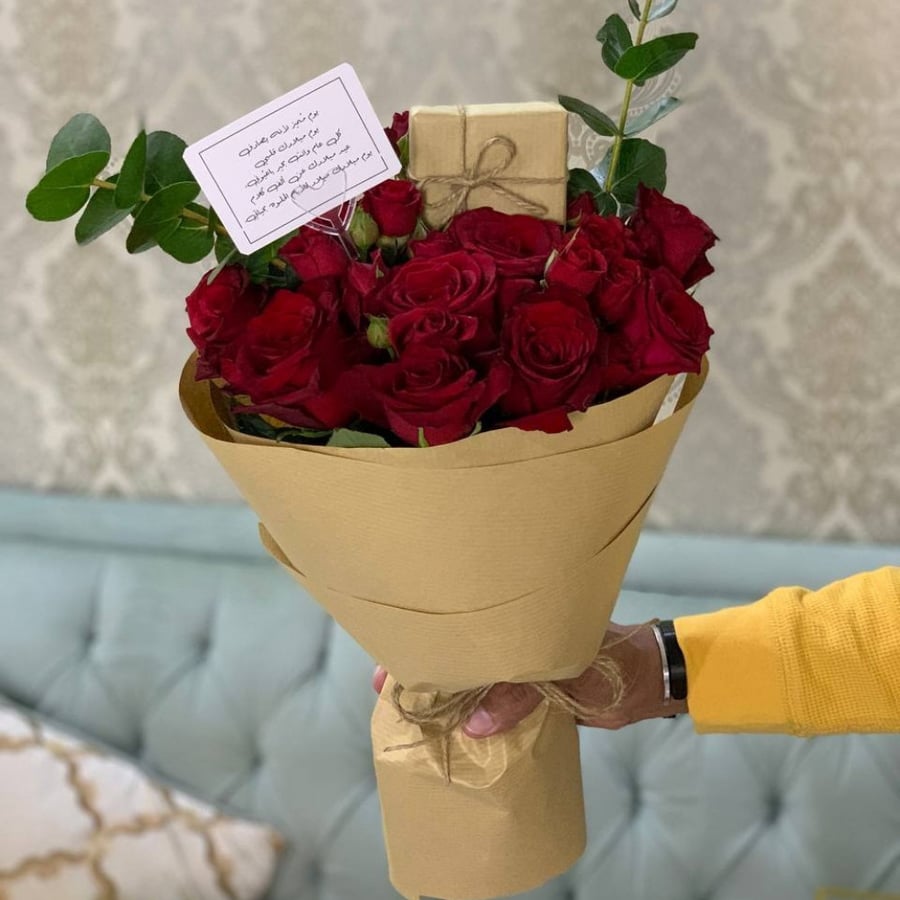تنسيق الهدية بباقة ورد