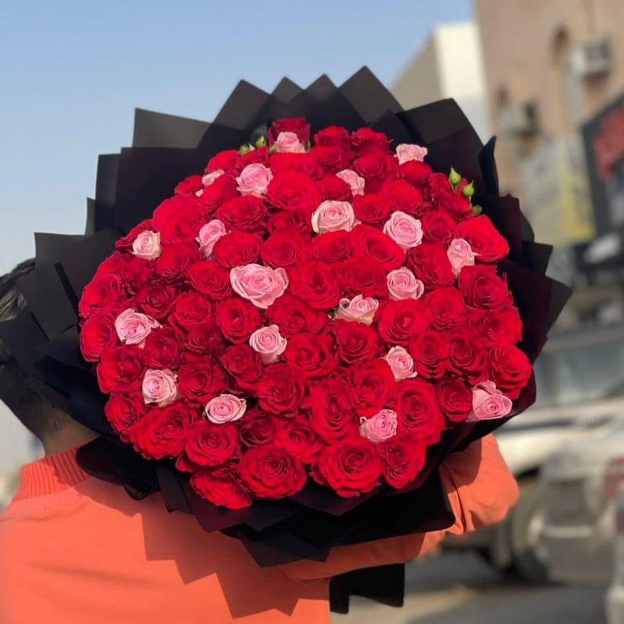 باقة 100 وردة جوري حمراء ووردية بتغليف أسود فاخر
