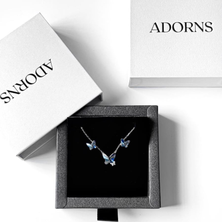طقمدعقد الفراشة من adorns - هدايا رويال