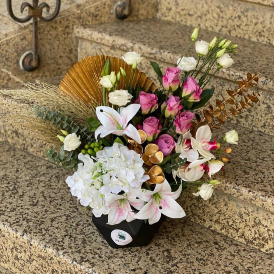 فازة ورد صناعي