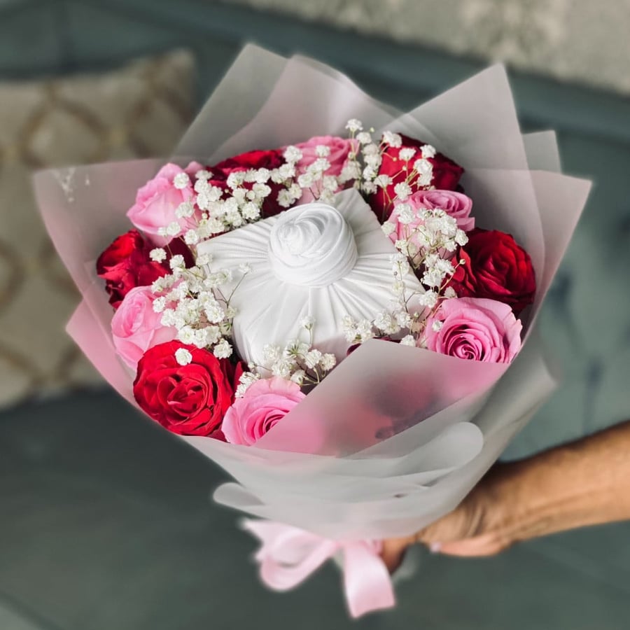 تنسيق باقة ورد مع هدية