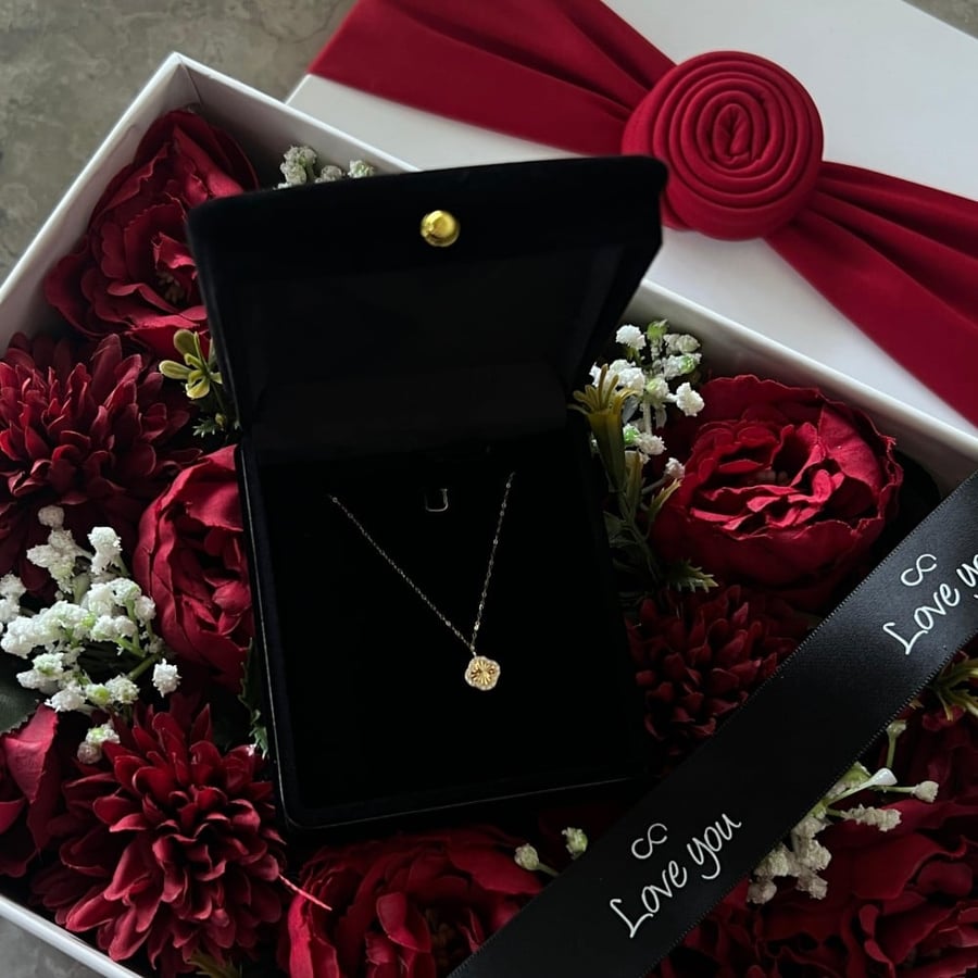 عقد ذهب عيار 18