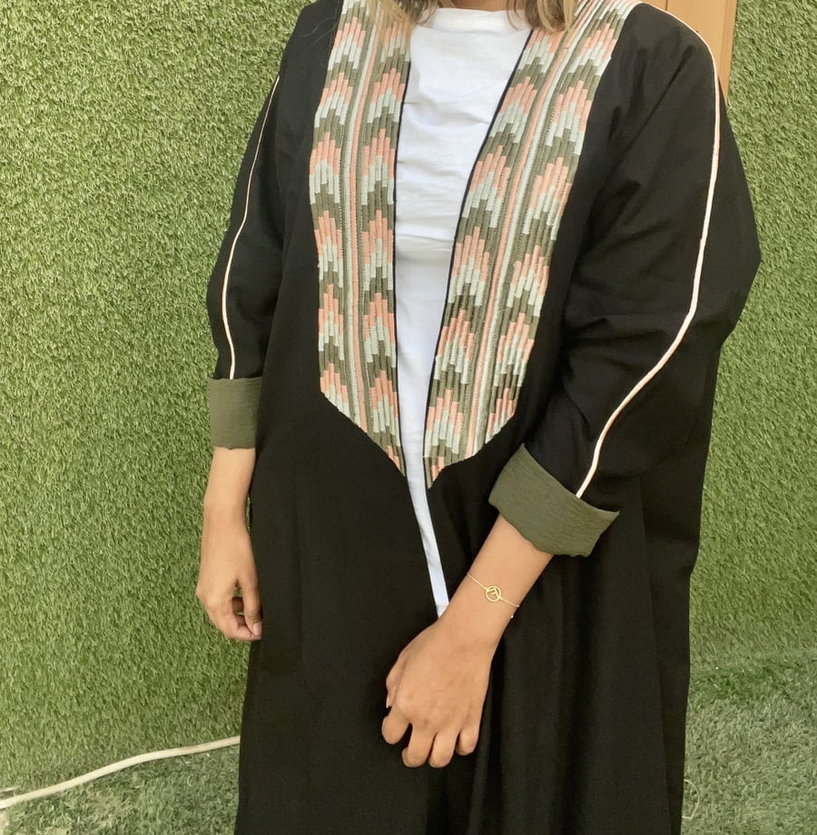 عباية خروج كريب بتنية كم زيتي وتطريز ناعم