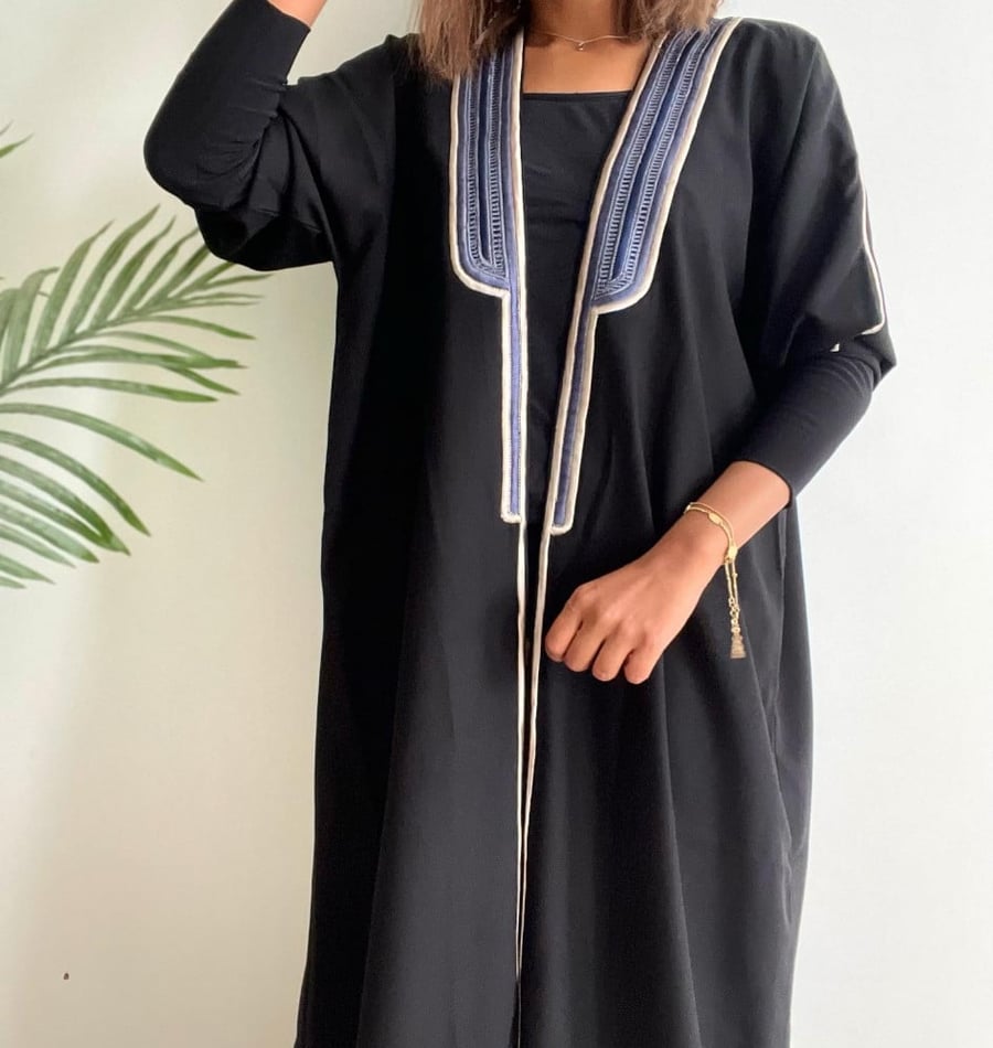 عبايه سودا فخمه كريب بتطريز أمامي كحلي وأكمام استرتش