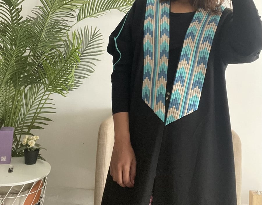 عباية كريب ملكي بتطريز أزرق متدرج وأكمام استرتش لاطلالة انيقة
