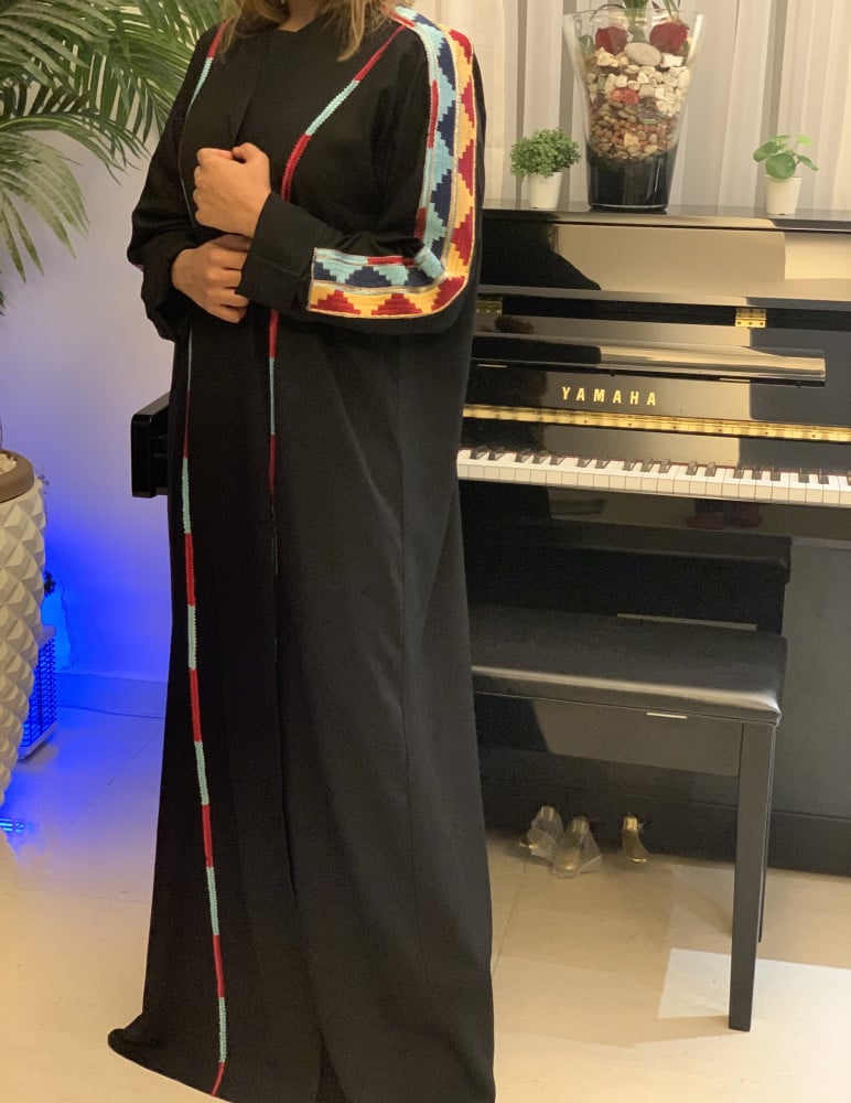 عباية كريب سوداء بأكمام واسعة