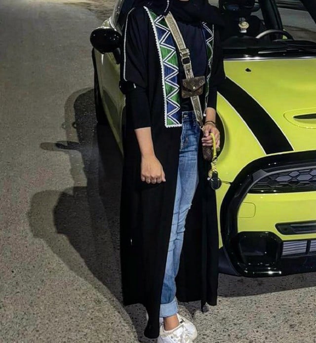 عبايه سوده مفتوحه من الامام بقماش كريب ناعم